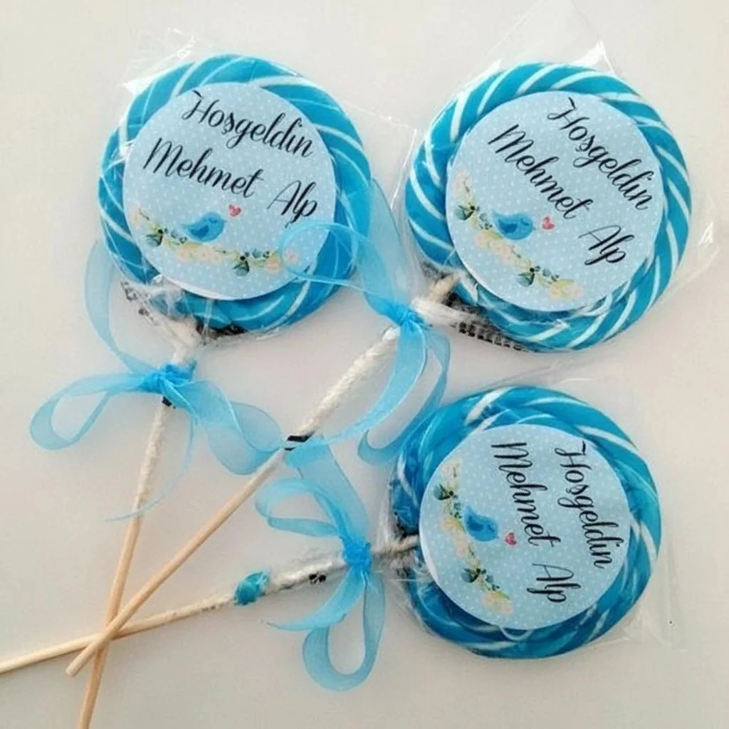 24 ADET ETİKETLİ KURDELELİ MAVİ BEYAZ LOLİPOP BEBEK ŞEKERİ 40